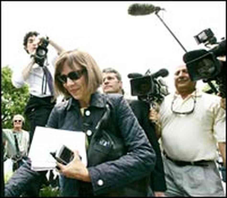 'New York Times' reporter Judith Miller walks towards the federal district courthouse. 'New York Times' reporter Judith Miller walks towards the federal district courthouse.