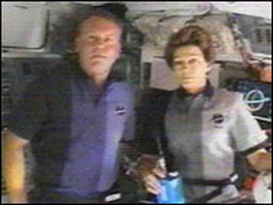Shuttle Commander Eileen Collins and Mission Specialist Andrew Thomas Shuttle Commander Eileen Collins and Mission Specialist Andrew Thomas