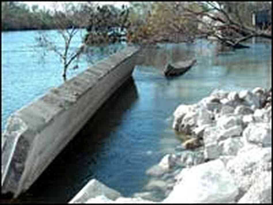 A breached floodwall in New Orleans' London Canal, at the intersection of Robert E. Lee Blvd. A breached floodwall in New Orleans' London Canal, at the intersection of Robert E. Lee Blvd.