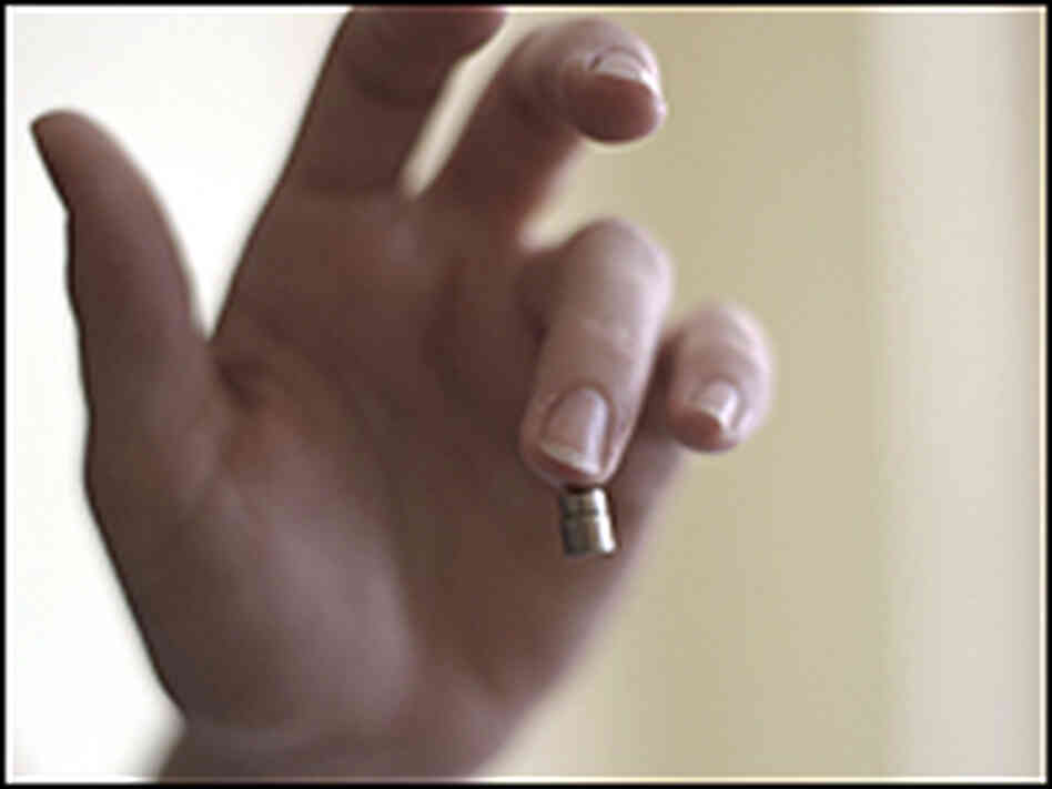 Quinn Norton holds up her finger 
