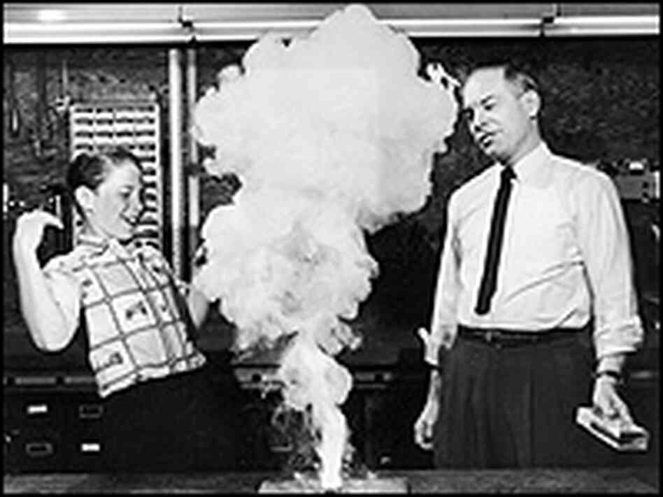 Don Herbert and an unidentified boy conduct an experiment.