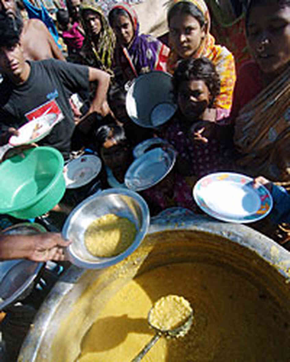 Soldiers and relief workers give aid to victims of Cyclone Sidr in Bangladesh. Soldiers and relief workers give aid to victims of Cyclone Sidr in Bangladesh.