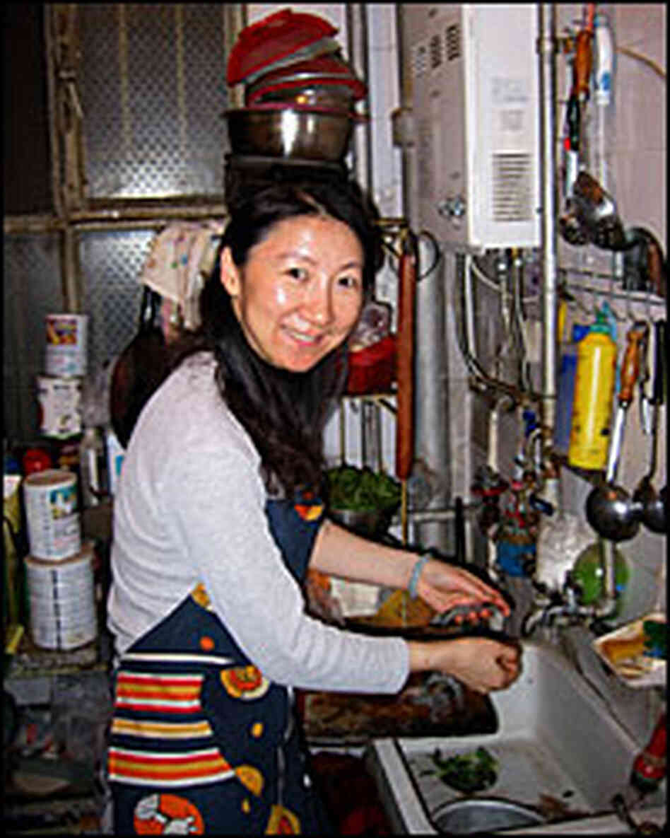 Editor Li Shujuan shells shrimp for dinner. Editor Li Shujuan shells shrimp for dinner.