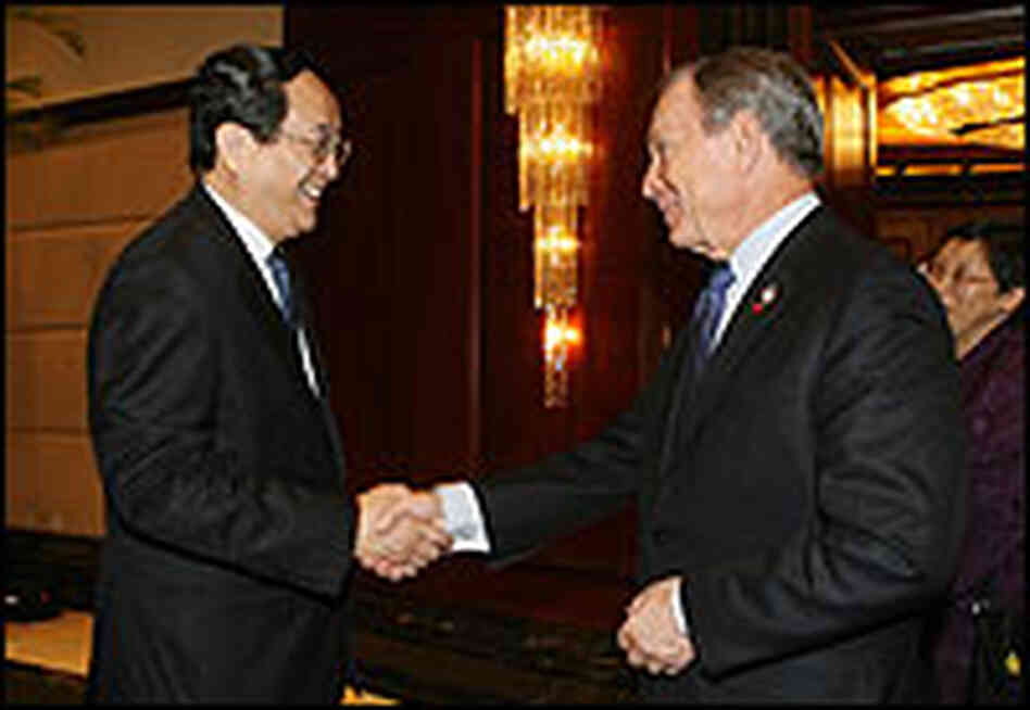 Bloomber shakes hands Bloomber shakes hands