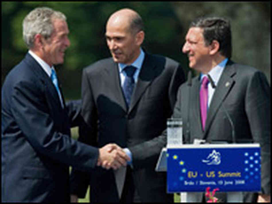 President Bush shakes hands with European Union Commission President Jose Manuel Barroso.