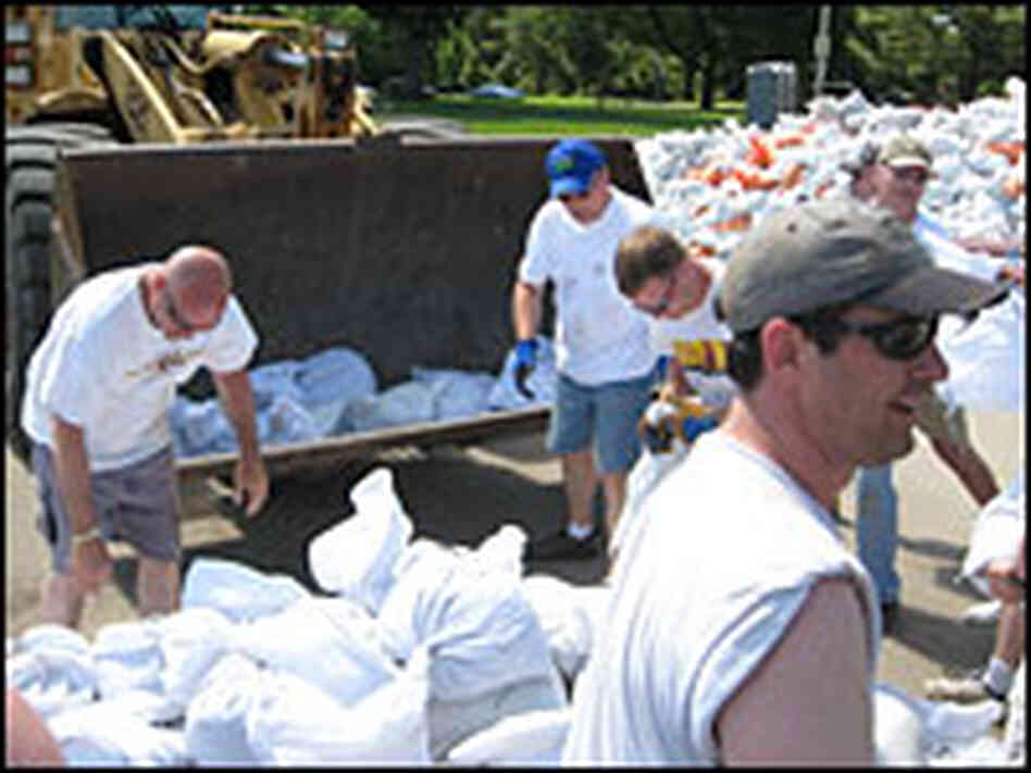 Volunteers on Saturday load sand bags in Union Park, Des Moines, Iowa. Volunteers on Saturday load sand bags in Union Park, Des Moines, Iowa.