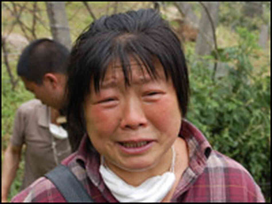 Zhan Fulan sobs as Li Mingxiu is laid to rest. Zhan Fulan sobs as Li Mingxiu is laid to rest.