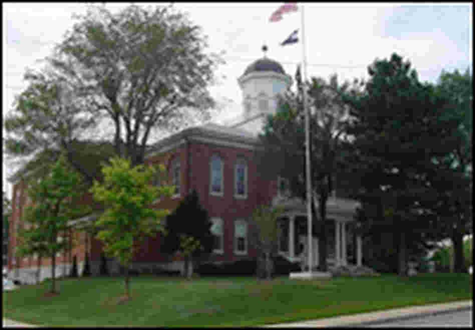 A view of the Lincoln County Courthouse in Missouri.