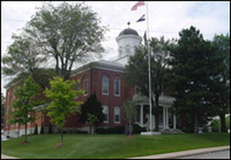 A view of the Lincoln County Courthouse in Missouri.