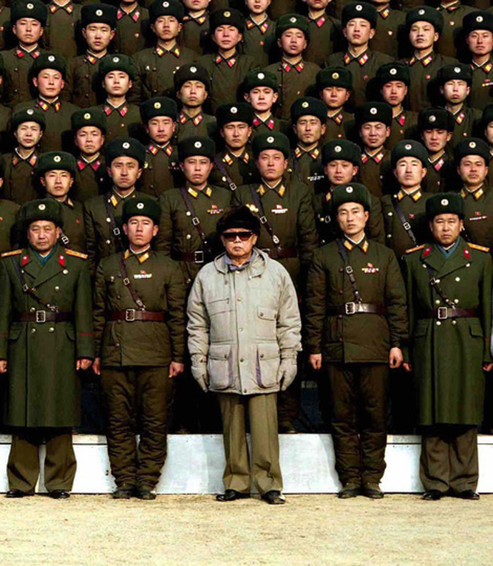 North Korean leader Kim Jong Il poses with soldiers.