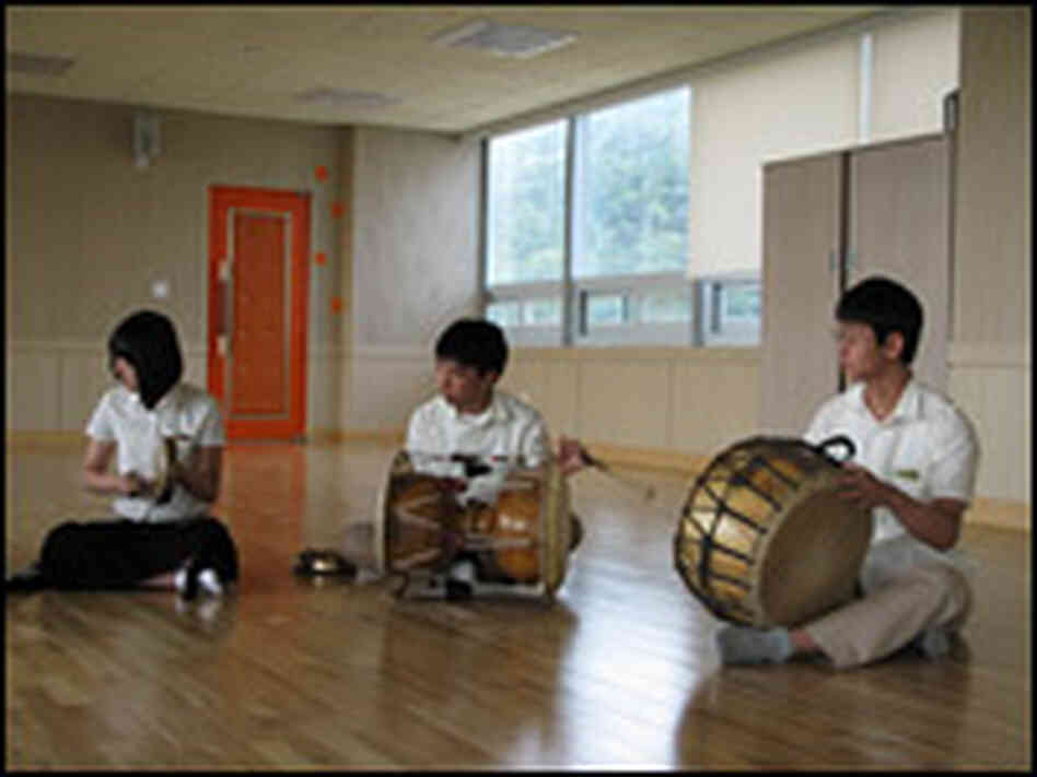 Students practice Samulnori