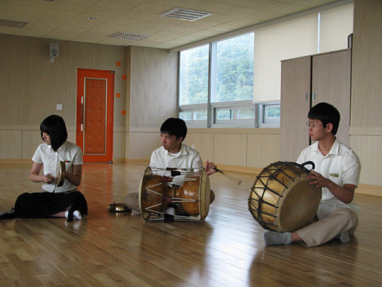 Students practice Samulnori