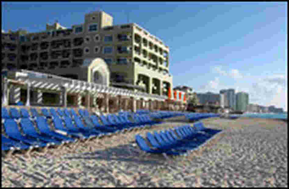 An empty Cancun beach following the swine flu outbreak