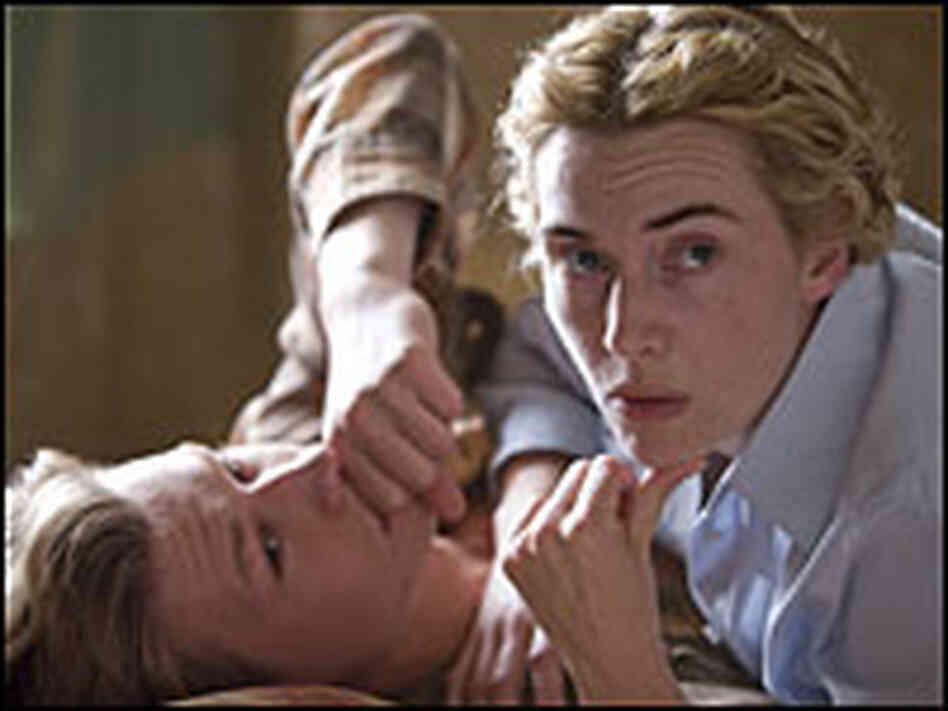 Kate Winslet as Hanna Schmitz and David Kross as Michael