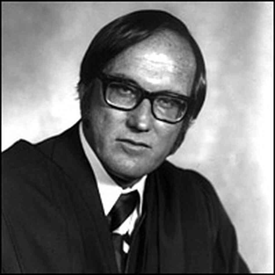 Official portrait of the 1976 U.S. Supreme Court: Justice William H. Rehnquist. Library of Congress Official portrait of the 1976 U.S. Supreme Court: Justice William H. Rehnquist. Library of Congress