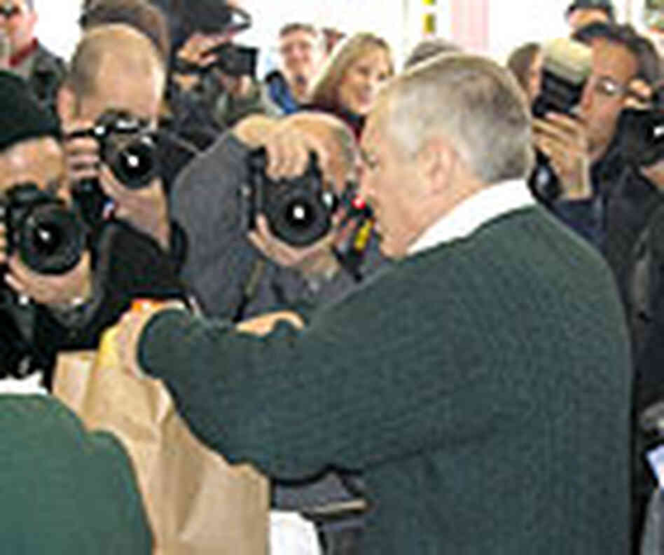 Wesley Clark bagging groceries in Goffstown, N.H. Wesley Clark bagging groceries in Goffstown, N.H.
