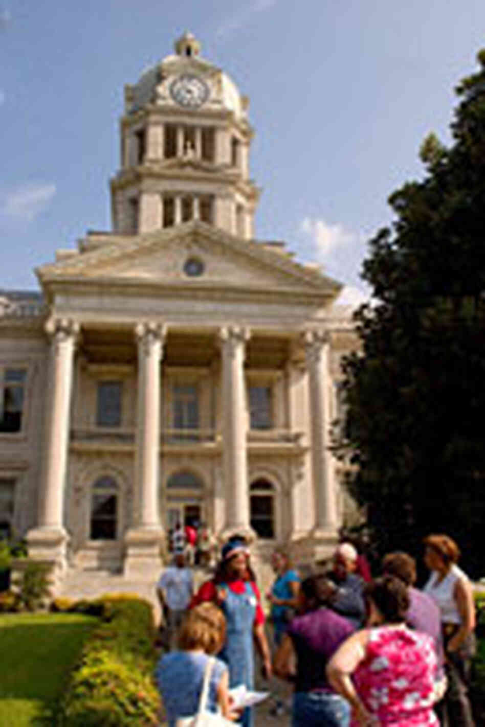 Teachers visit the Leflore County Courthouse in Greenwood, Miss