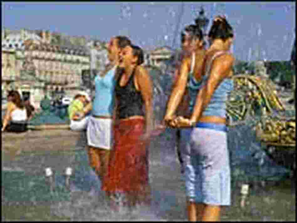 Parisians rush to public fountains to cool down. Parisians rush to public fountains to cool down.