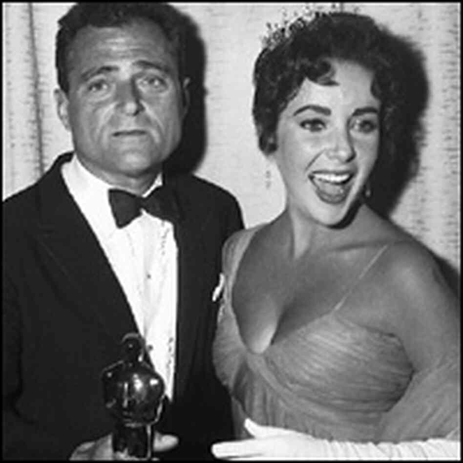 Mike Todd and Elizabeth Taylor pose for the cameras at the 1957 Academy Awards. Mike Todd and Elizabeth Taylor pose for the cameras at the 1957 Academy Awards.