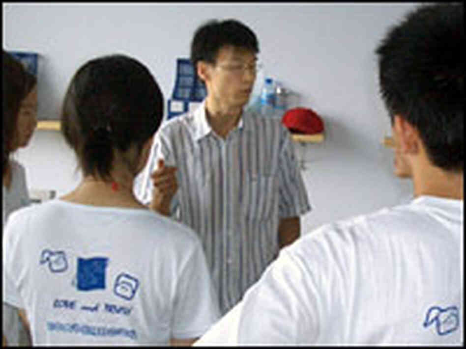 Li Dan discusses AIDS-related issues with fellow volunteers. Li Dan discusses AIDS-related issues with fellow volunteers.