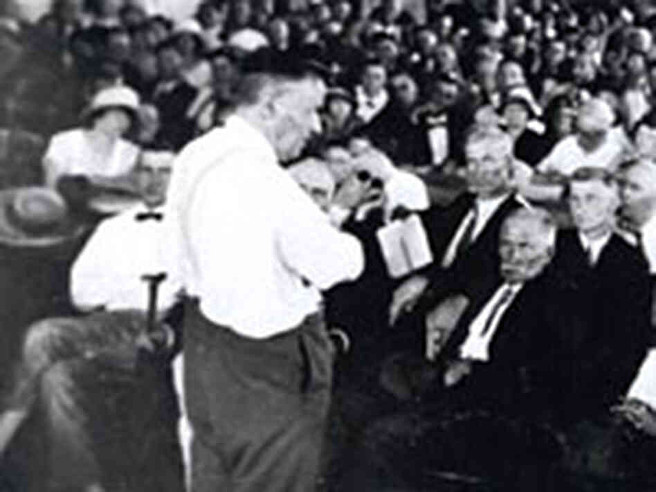 Darrow addresses the jury 