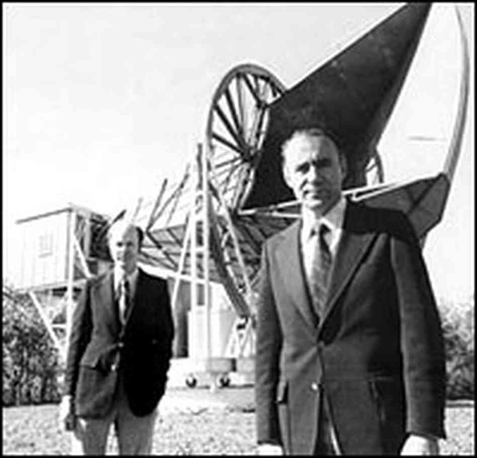 Robert Wilson and Arno Penzias stand in front of the Bell Labs horn radio antenna. Robert Wilson and Arno Penzias stand in front of the Bell Labs horn radio antenna.