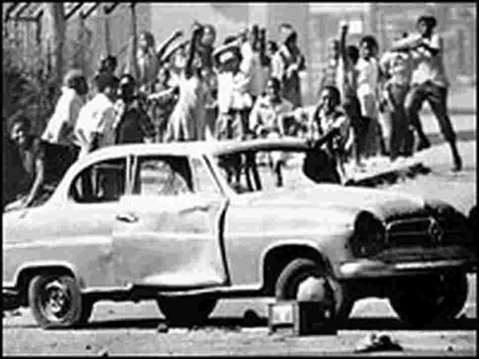 South African rioters in Soweto use cars as roadblocks, June 21, 1976.  