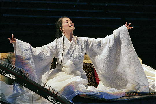 Elizabeth Futral as Princess Yueyang.
