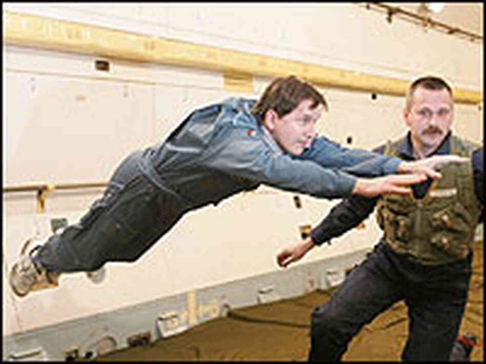 Simonyi floats horizontally in simulated weightlessness to prepare for life in orbit.