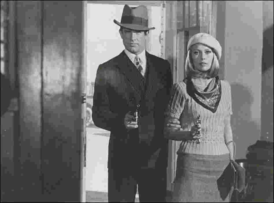 Faye Dunaway and Warren Beatty draw guns in a bank.