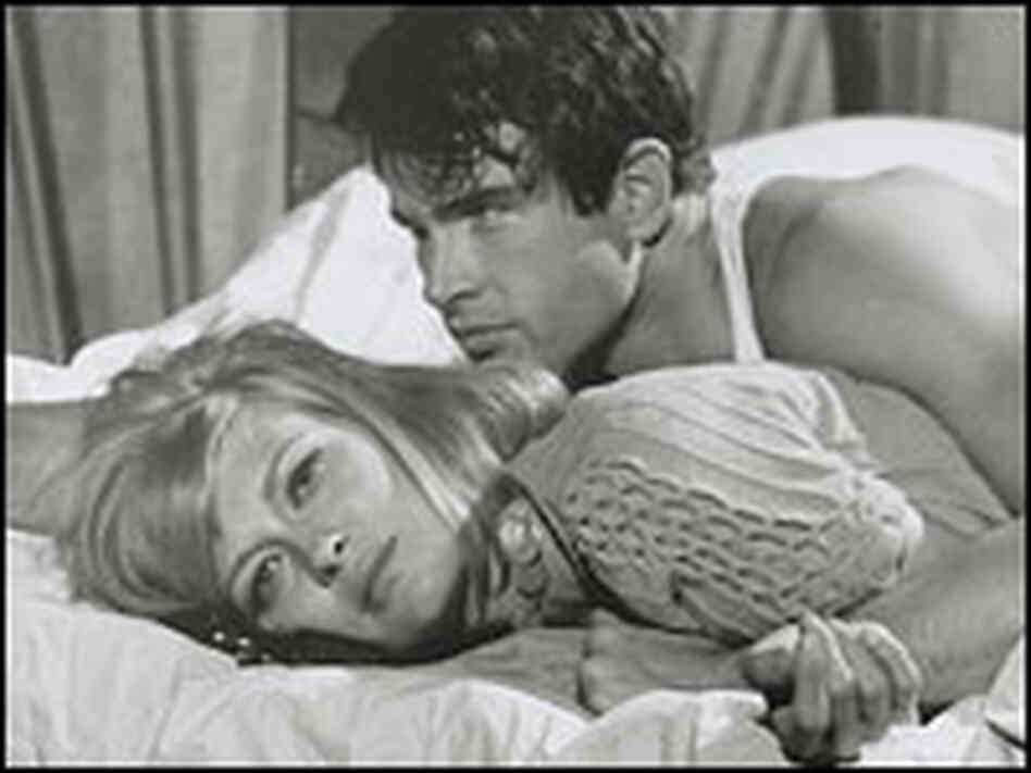 Faye Dunaway and Warren Beatty sprawl on a bed