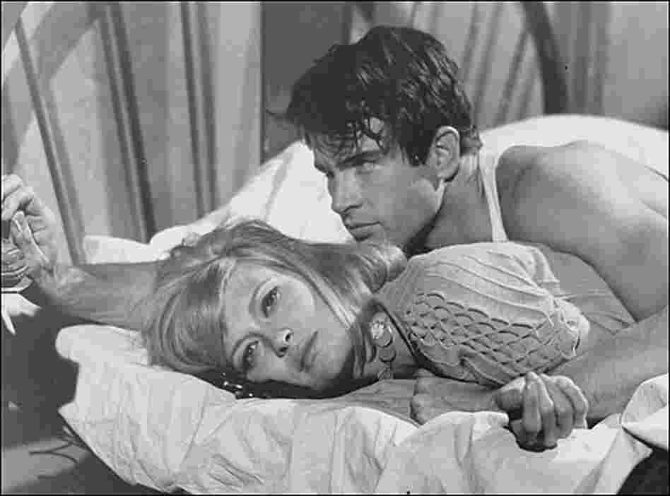 Faye Dunaway and Warren Beatty sprawl on a bed