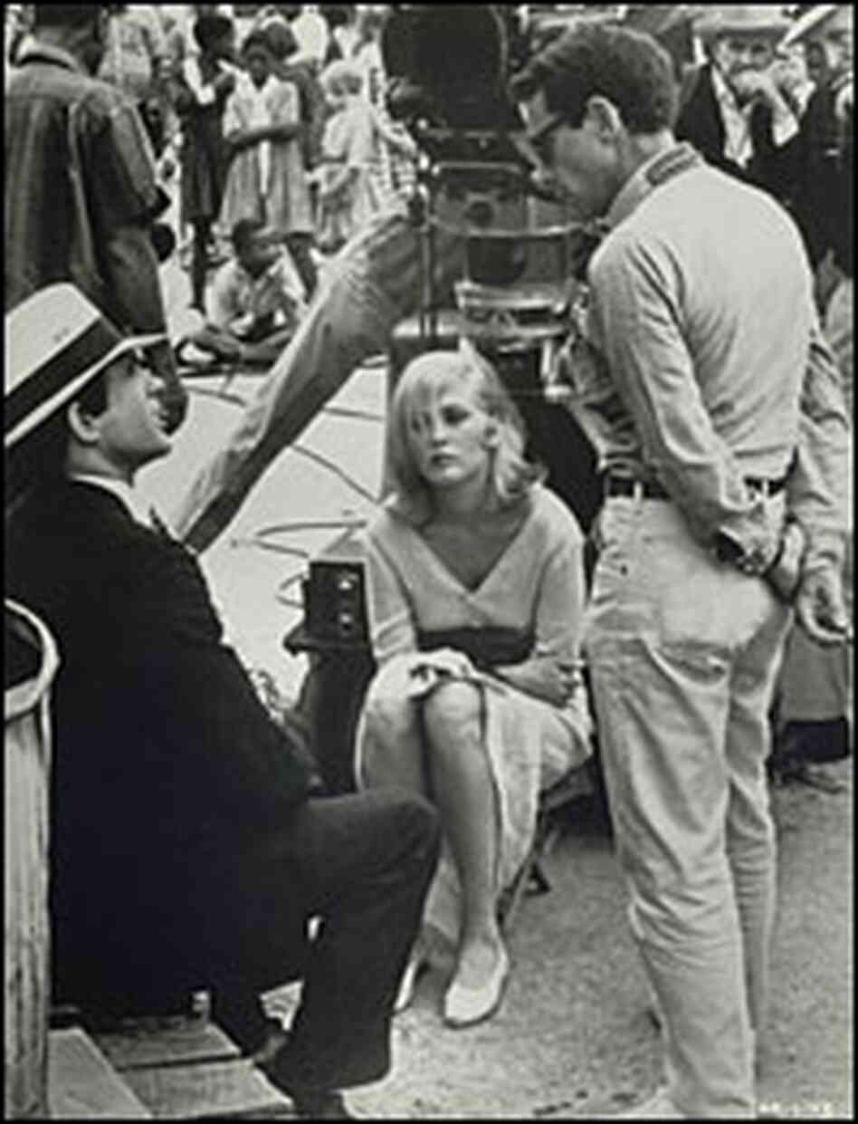 Warren Beatty, Faye Dunaway, Arthur Penn next to a camera