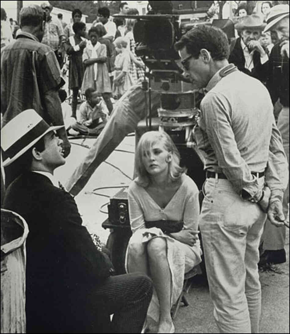 Warren Beatty, Faye Dunaway, Arthur Penn next to a camera