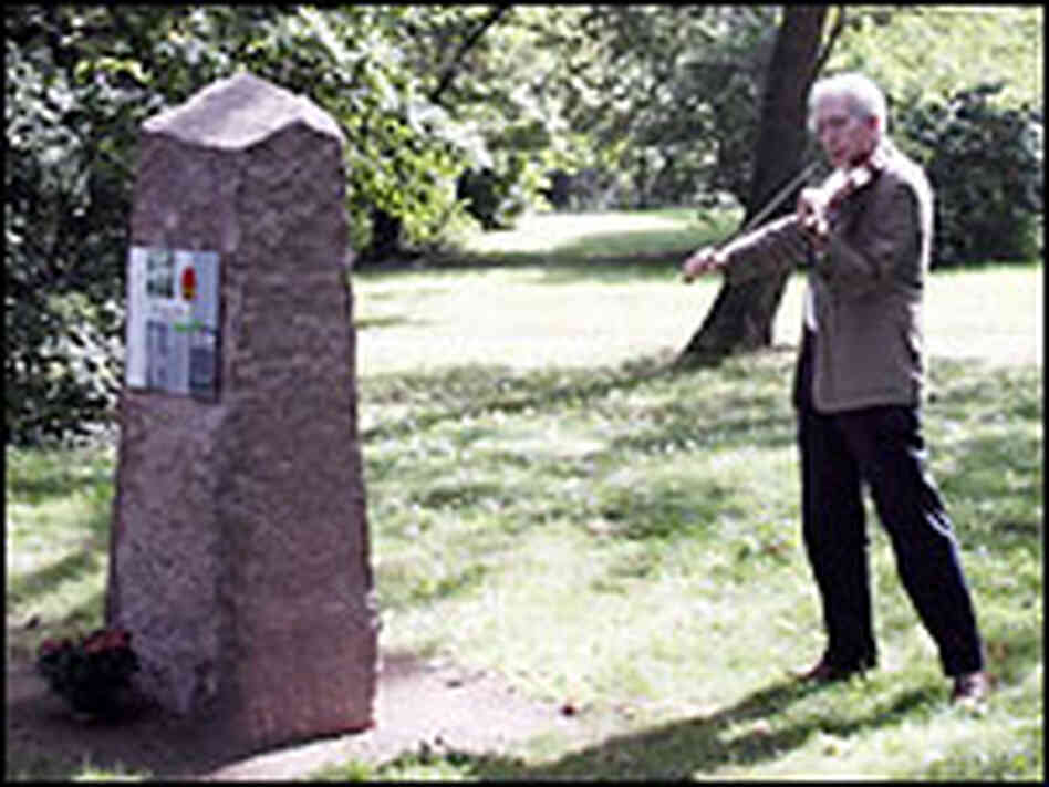 Arnold Steinhardt playing at the grave of Johann Sebastian Bach's wife.