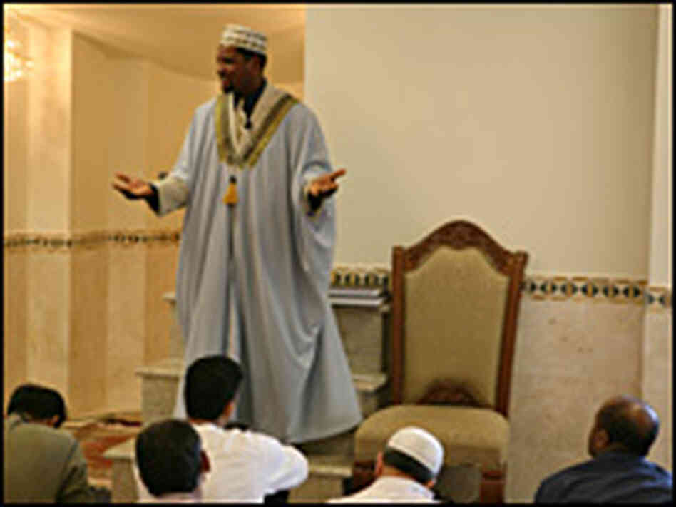 Imam Sheikh Rashid Lamptey preaching Imam Sheikh Rashid Lamptey preaching