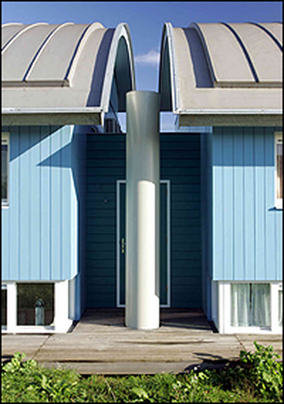 A pole that steadies the Maasbommel houses when they float. A pole that steadies the Maasbommel houses when they float.
