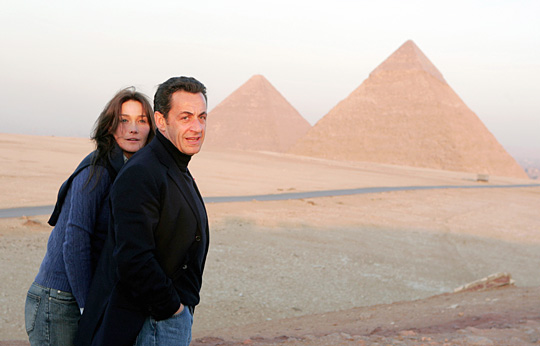 Sarkozy and Carla Bruni at the pyramids in Cairo.