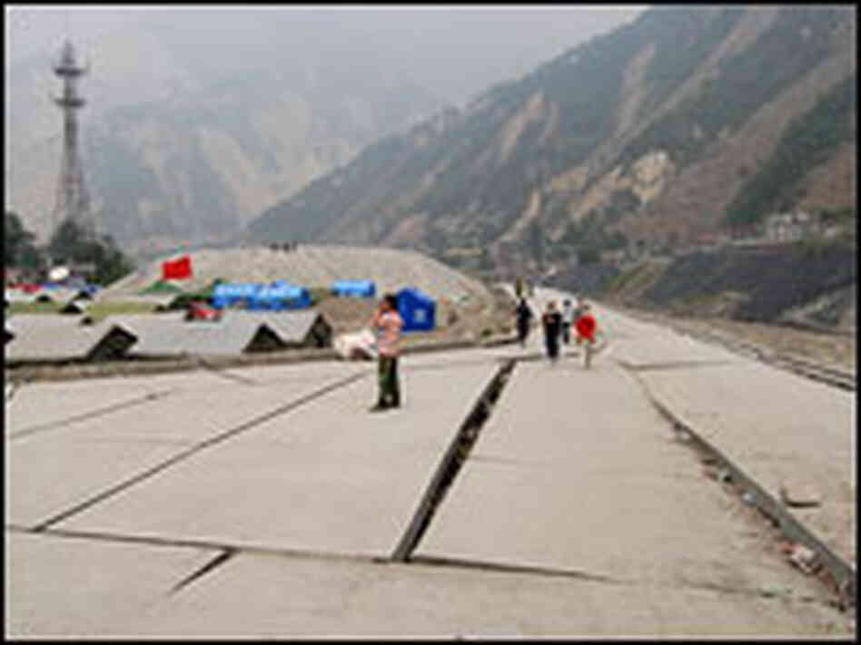 Cracks in the road in Yingxiu.