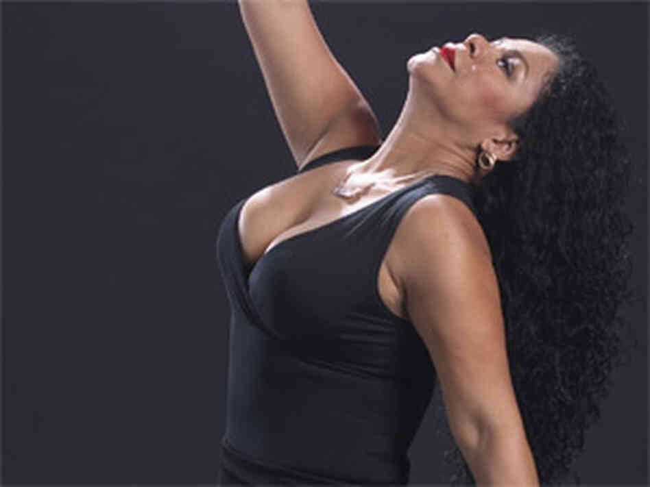 Eva Ayllon (300)