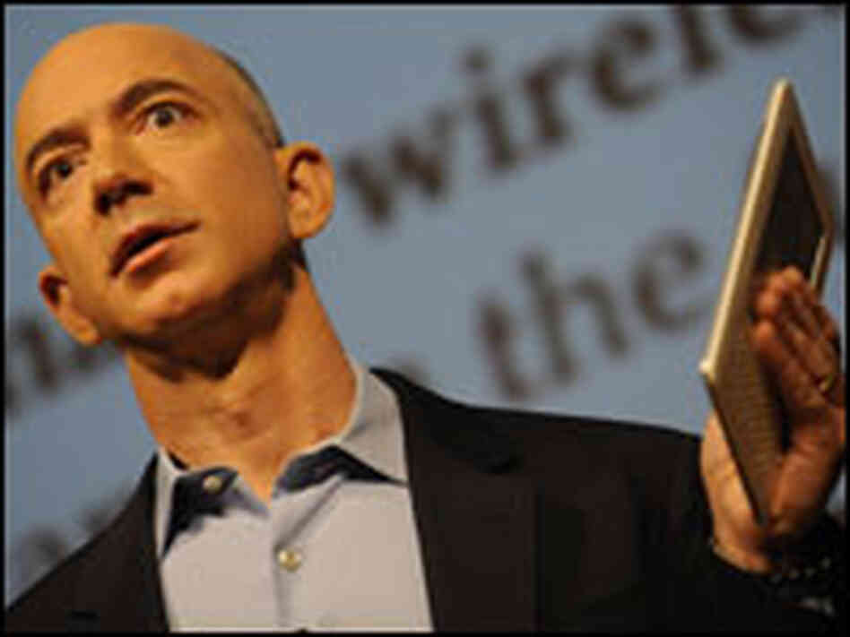Jeff Bezos holds the Kindle 2.