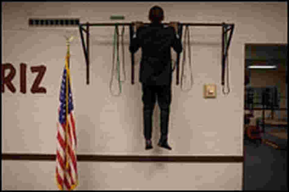On the campaign trail, Obama stops to do three chin-ups.