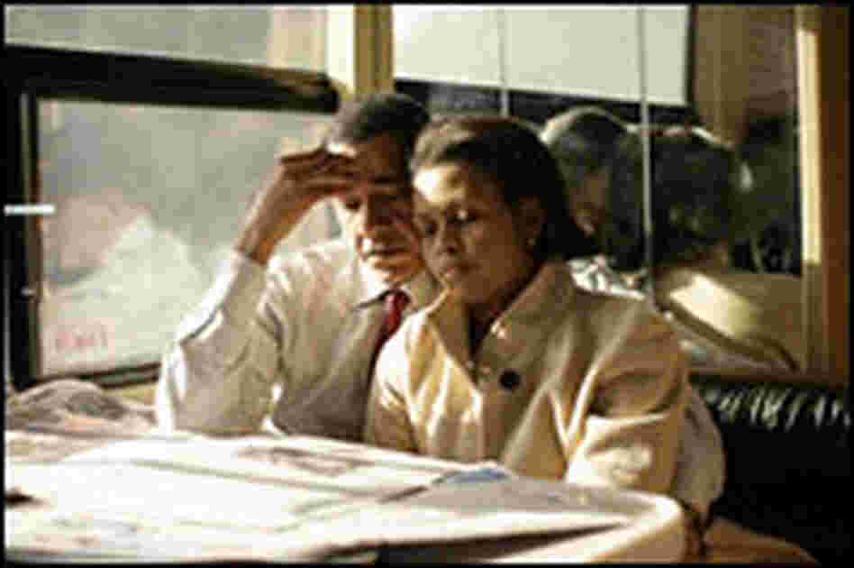 Obama and his wife, Michelle, share a moment in a diner the day before the New Hampshire primary.