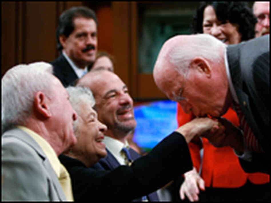 Sen. Leahy greets Sotomayor's mother.