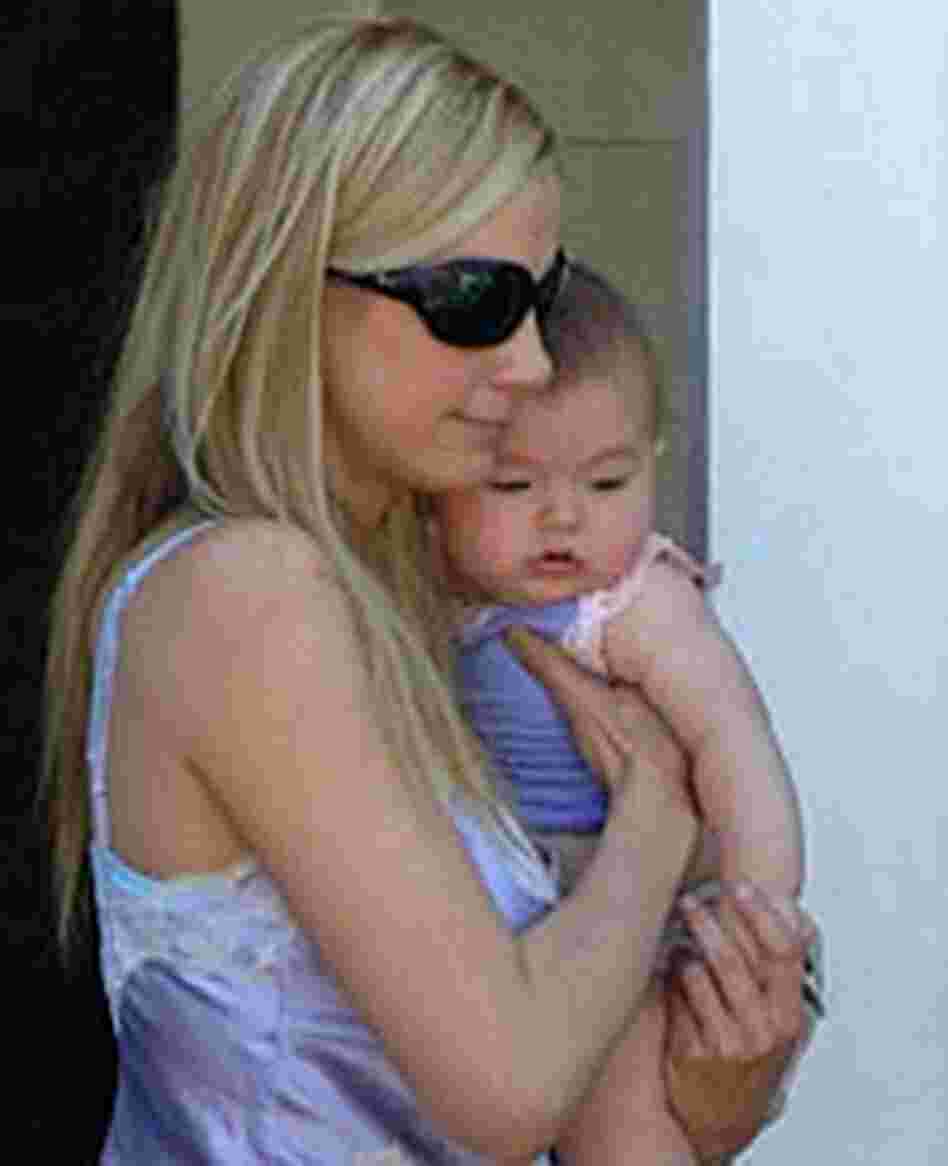 Mira Sorvino captured leaving a Los Angeles restaurant with her child Mira Sorvino captured leaving a Los Angeles restaurant with her child