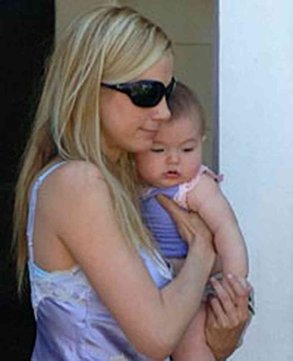 Mira Sorvino captured leaving a Los Angeles restaurant with her child Mira Sorvino captured leaving a Los Angeles restaurant with her child