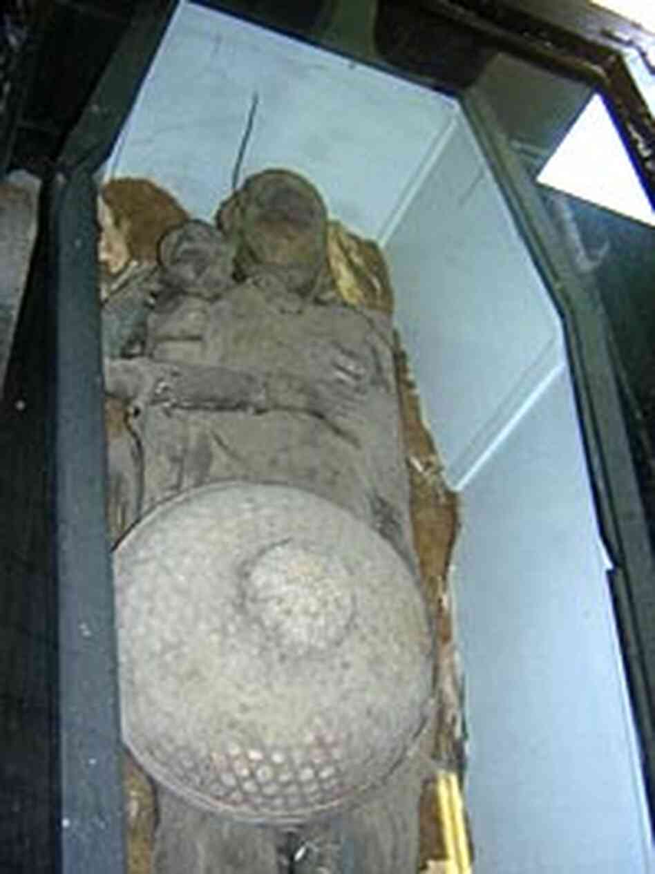 'The Thing' -- a mummified corpse, with a dusty sombrero preserving its modestry 'The Thing' -- a mummified corpse, with a dusty sombrero preserving its modestry