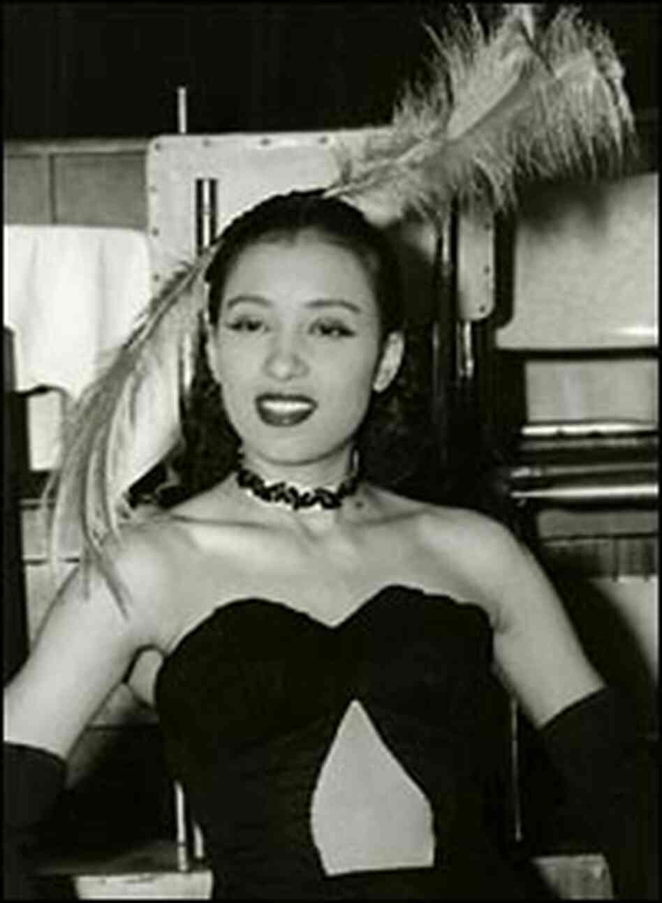 Fay Ray backstage at the Apollo, circa 1940s. Fay Ray backstage at the Apollo, circa 1940s.