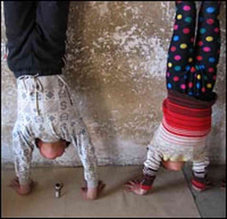 With help from the coach's wristwatch, students hold a handstand for 10 minutes. With help from the coach's wristwatch, students hold a handstand for 10 minutes.