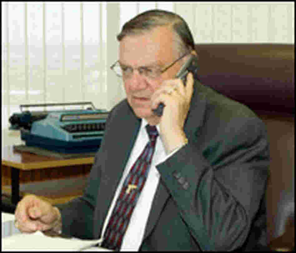 Sheriff Arpaio takes a call